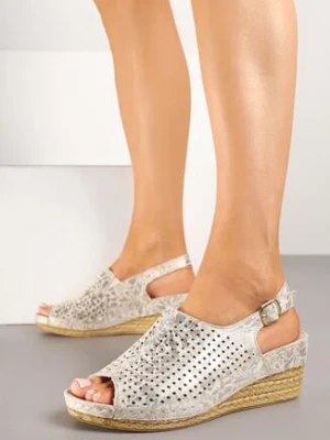 Jasnobeżowe Sandały z Szerokim Paskiem Skórzaną Wkładką i Plecionym Koturnem Liaima goodin