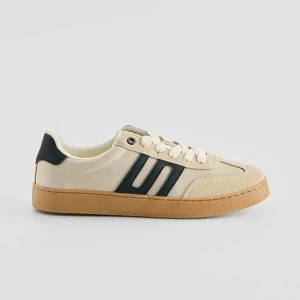 Jasnobeżowe sneakersy z czarnymi wstawkami House