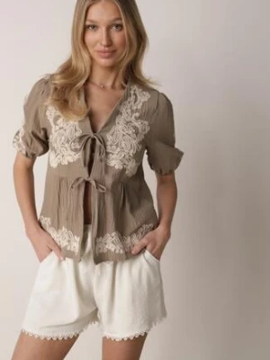 Jasnobeżowe Szorty z Bawełną i Wiskozą z Wysokim Stanem i Gumką w Pasie Zakończone Koronką Sadea airisa