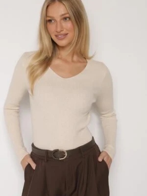 Jasnobeżowy Dopasowany Sweter z Prążkowanej Dzianiny z Bawełną z Dekoltem w Serek Tesma