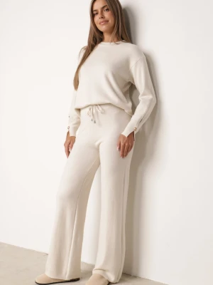 Jasnobeżowy Komplet Dzianinowy z Wiskozą Spodnie i Sweter z Detalem przy Mankietach Vivolo M&d Fashion