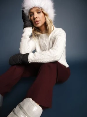 Jasnobeżowy Sweter o Krótkim Kroju z Ozdobnym Splotem w Warkocz Selornis miss poem