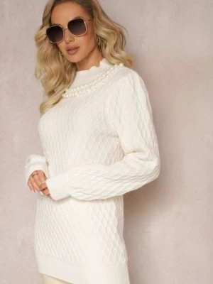 Jasnobeżowy Sweterkowy Golf w Romby z Bufiastymi Rękawami i Perełkowym Naszyjnikiem Ravalia studio eleven