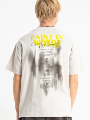 Jasnobeżowy t-shirt LOOSE z autorską grafiką z tyłu Reporter