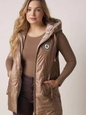 Jasnobrązowa Pikowana Kamizelka o Długim Kroju z Nieodpinanym Kapturem i Aplikacją Koretes swest