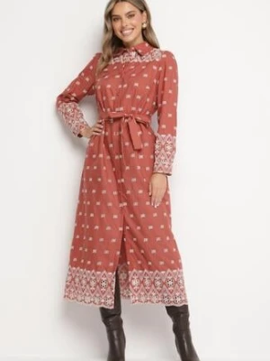 Jasnobrązowa Sukienka o Koszulowym Kroju z Wiązanym Paskiem Ozdobiona Haftem Valentirae rosa