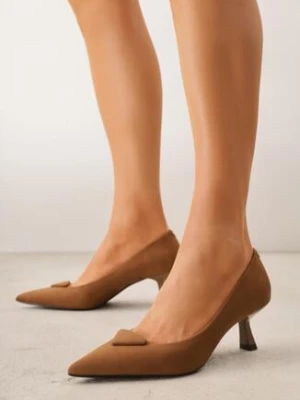 Jasnobrązowe Czółenka VICES na Kaczuszce z Trójkątną Aplikacją na Nosku Zenia