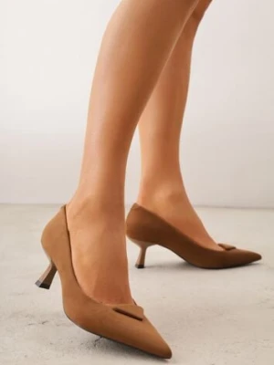 Jasnobrązowe Czółenka VICES na Obcasie Kaczuszka z Aplikacją w Kształcie Trójkąta Ilereisis