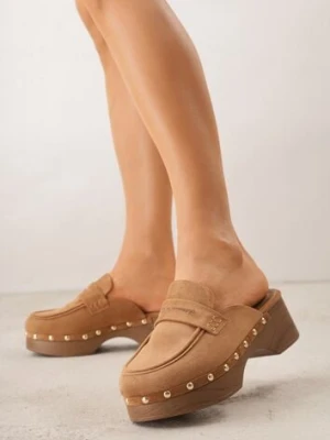 Jasnobrązowe Klapki Drewniaki o Fasonie Loafersów z Ozdobnymi Nitami Sargita