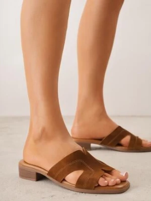 Jasnobrązowe Klapki VICES na Niskim Słupku z Ozdobnymi Wycięciami w Cholewce Celatheis