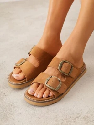 Jasnobrązowe Klapki VICES Ozdobione Dużymi Klamrami Jenniviane