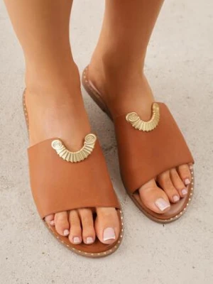 Jasnobrązowe Klapki VICES z Biżuteryjnym Detalem w Kształcie Łuku Himemelle