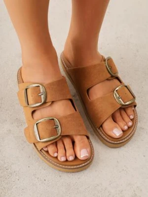 Jasnobrązowe Klapki VICES z Dwoma Paskami i Metalicznymi Klamrami Kaliniassi