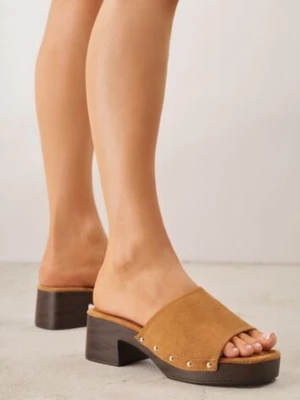 Jasnobrązowe Klapki w Stylu Drewniaków z Nitami na Klockowym Obcasie Junikofa