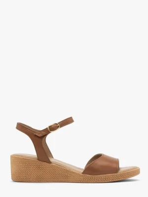 Jasnobrązowe sandały damskie na niskiej koturnie Ryłko