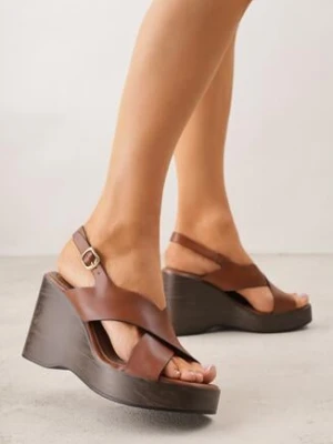 Jasnobrązowe Sandały na Koturnie i Platformie Ozdobione Dwoma Paskami Daphnone c'm paris