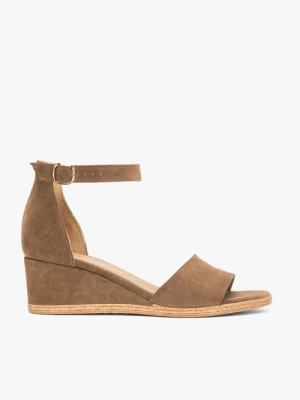 Jasnobrązowe sandały na koturnie Ryłko