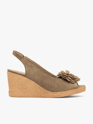 Jasnobrązowe sandały na koturnie z kwiatem Ryłko