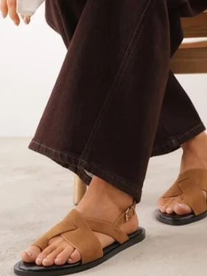 Jasnobrązowe Sandały VICES ze Skrzyżowanymi Paskami i Paskiem na Duży Palec Phaisacia