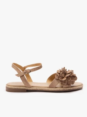 Jasnobrązowe sandały z kwiatem Ryłko