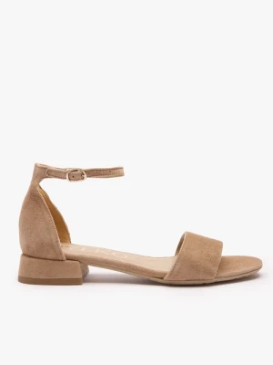 Jasnobrązowe sandały zapinane na sprzączkę Ryłko
