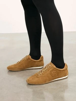 Jasnobrązowe sneakersy z zamszu Kazar