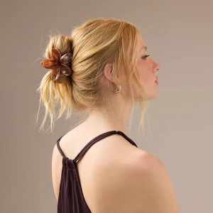 Jasnobrązowe spinki do włosów w kształcie kwiatków House