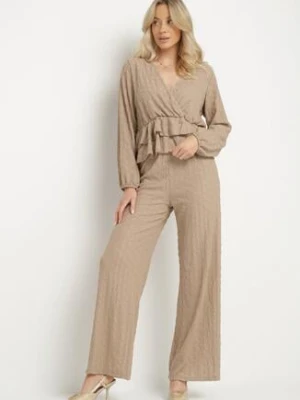 Jasnobrązowy Komplet z Tłoczonej Tkaniny Kopertowa Bluzka z Falbanką i Spodnie Hilinne jumelle