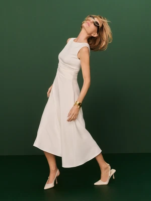 Jasnokremowa sukienka midi z lekką asymetrią TARANKO