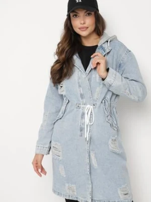 Jasnoniebieska Bawełniana Kurtka Jeansowa o Wydłużonym Fasonie z Troczkiem w Pasie i Przetarciami Elenai daysie