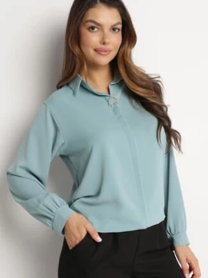 Jasnoniebieska Bluzka z Kołnierzem i Ozdobną Broszką z Perłą Klaviona j&x