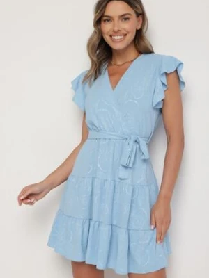 Jasnoniebieska Kopertowa Sukienka Ozdobiona Falbanami i Paskiem Liliessa j studio