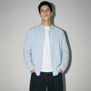 Jasnoniebieska koszula ze stójką House