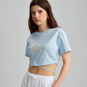 Jasnoniebieska krótka koszulka z wiązaniem i motywem kwiatowym House