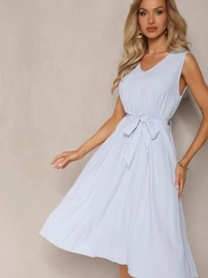 Jasnoniebieska Plisowana Sukienka Midi z Plisami na Dole i Paskiem w Talii Wrensilva