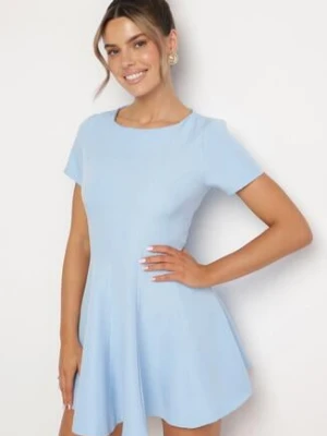 Jasnoniebieska Rozkloszowana Sukienka z Krótkim Rękawem i Ozdobnymi Przeszyciami Meporea new collection