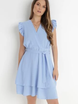 Jasnoniebieska Sukienka Kopertowa z Falbankami i Wiązaniem Dalim lily rose