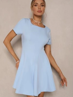 Jasnoniebieska Sukienka o Rozkloszowanym Kroju na Krótki Rękaw Zdobiona Przeszyciami Mepiza new collection