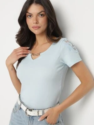 Jasnoniebieski Bawełniany T-shirt z Łańcuszkiem i Koronką Liraveira h&s