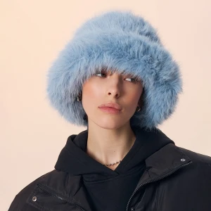Jasnoniebieski kapelusz bucket hat z imitacji futerka House