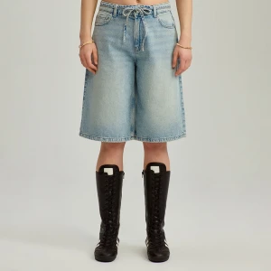 Jasnoniebieskie jeansowe bermudy z dołączonym paskiem House