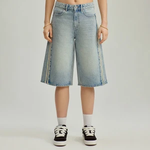 Jasnoniebieskie jeansowe bermudy z lampasami House