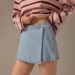 Jasnoniebieskie jeansowe spódnico-spodenki z zakładką House