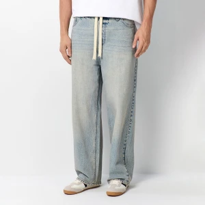 Jasnoniebieskie jeansy baggy fit na gumce z troczkami House