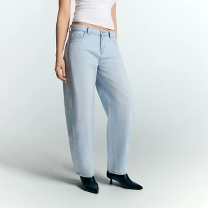 Jasnoniebieskie jeansy barrel fit low waist House
