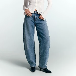 Jasnoniebieskie jeansy bootcut baggy fit z ozdobami na tylnych kieszeniach House