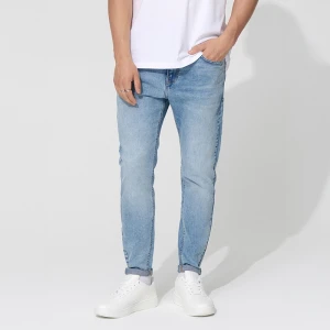 Jasnoniebieskie jeansy carrot fit z dodatkiem elastanu i efektem sprania House