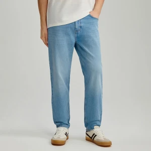 Jasnoniebieskie jeansy carrot fit z efektem sprania House