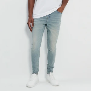 Jasnoniebieskie jeansy carrot fit z elastycznej tkaniny House