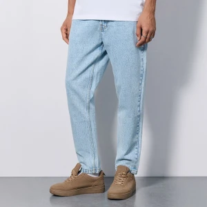 Jasnoniebieskie jeansy carrot fit z mocnym efektem sprania House
